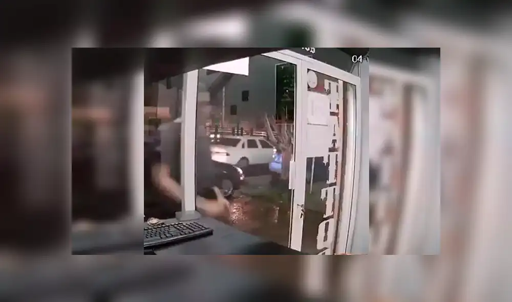 Facebook viral: joven distraído impacta contra puerta de vidrio y la rompe en segundos [VIDEO]