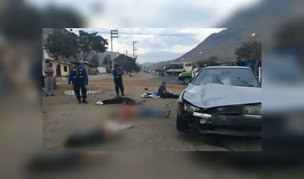 En la imagen, registrada luego del choque, se puede ver al mototaxista sentado, mientras las heridas se encuentran sobre el pavimento. (Foto: Captura de video) En la imagen, registrada luego del choque, se puede ver al mototaxista sentado, mientras las heridas se encuentran sobre el pavimento. (Foto: Captura de video)