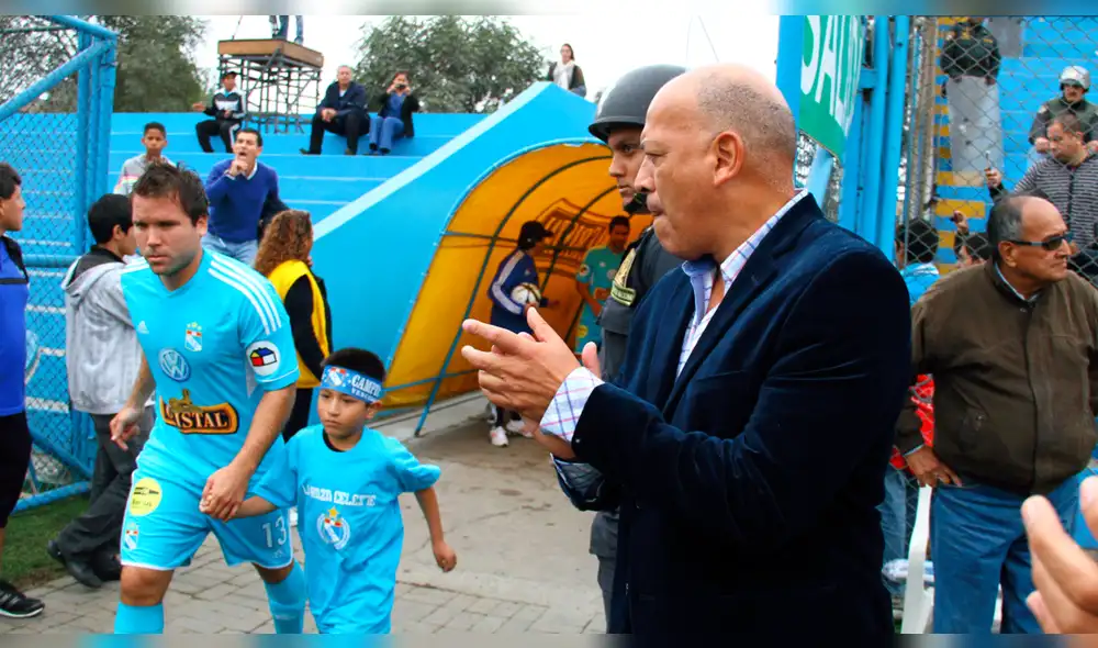 Mosquera asume la dirección técnica de Sporting cristal tras la salida de Manuel Barreto. Mosquera asume la dirección técnica de Sporting cristal tras la salida de Manuel Barreto.