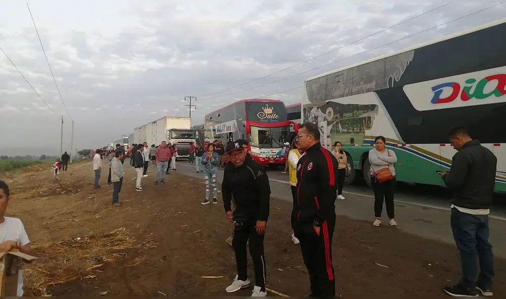 Buses continúan varados en la provincia liberteña. Foto: Efrain Hernando Castañeda Cerna Buses continúan varados en la provincia liberteña. Foto: Efrain Hernando Castañeda Cerna