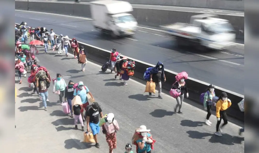 Centenares de personas caminan de retorno a Áncash. Foto: Aldair Mejía/La República Centenares de personas caminan de retorno a Áncash. Foto: Aldair Mejía/La República