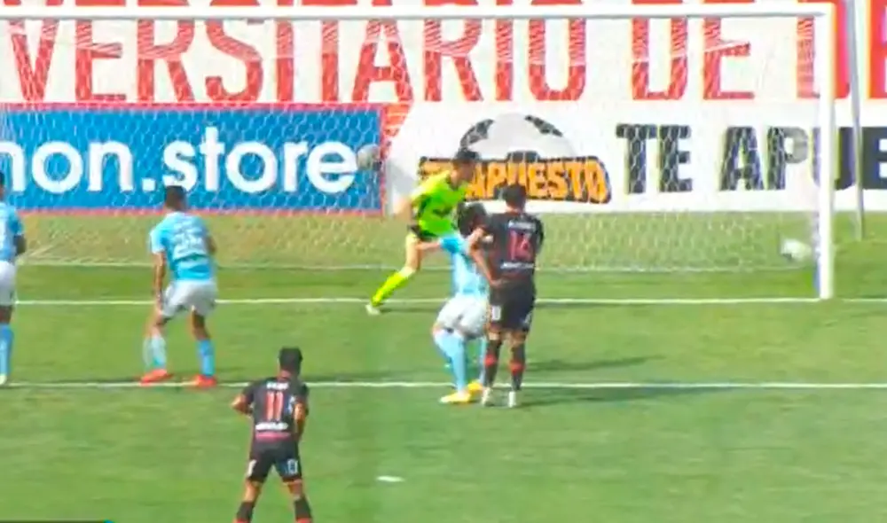 Omar Merlo en su afán por despejar el esférico casi termina sorprendiendo el arco de Renato Solís. Captura Gol Perú