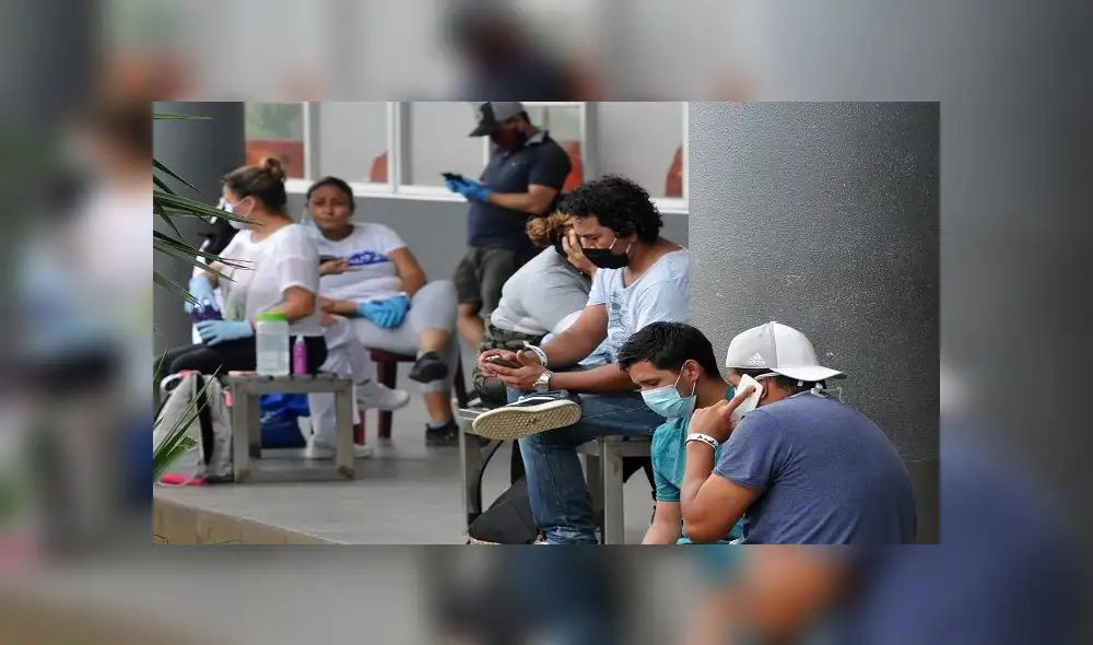 Relatives of patients being treated for COVID-19, wait for news of their loved ones at the IESS Hospital Los Ceibos in Guayaquil, Ecuador, on April 13, 2020 during the novel coronavirus pandemic. - With hundreds of bodies left decaying in homes for days due to lack of space in the city's overwhelmed morgues and hospitals, the coronavirus has struck a blow to Ecuador's economic capital Quayaquil, now a symbol of the chaos the pandemic can unleash among Latin America's poor. (Photo by Jose SANCHEZ / AFP) Relatives of patients being treated for COVID-19, wait for news of their loved ones at the IESS Hospital Los Ceibos in Guayaquil, Ecuador, on April 13, 2020 during the novel coronavirus pandemic. - With hundreds of bodies left decaying in homes for days due to lack of space in the city's overwhelmed morgues and hospitals, the coronavirus has struck a blow to Ecuador's economic capital Quayaquil, now a symbol of the chaos the pandemic can unleash among Latin America's poor. (Photo by Jose SANCHEZ / AFP)