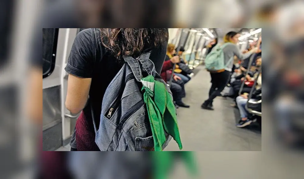 ¿Qué significa el pañuelo verde que las feministas peruanas atan a sus mochilas y carteras?