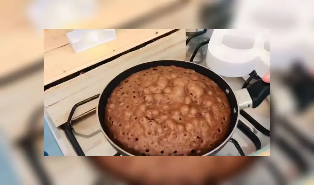 Desliza las imágenes para ver la sencilla receta del pastel de chocolate en una sartén.