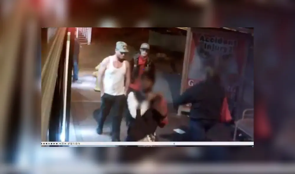 Momento exacto en que delincuentes apuñalan a joven para robarle [VIDEO] 