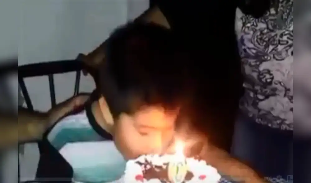 Facebook: querían que muerda el pastel, pero no apagaron la vela y casi provocan tragedia [VIDEO]