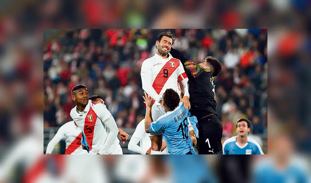 Ojos cerrados. Mauricio Montes intenta ganar por alto. El delantero no trascendió en el ataque blanquirrojo.