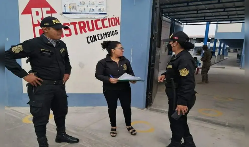 Personal policial supervisa el orden en los locales de votación. Foto: Cutivalú.
