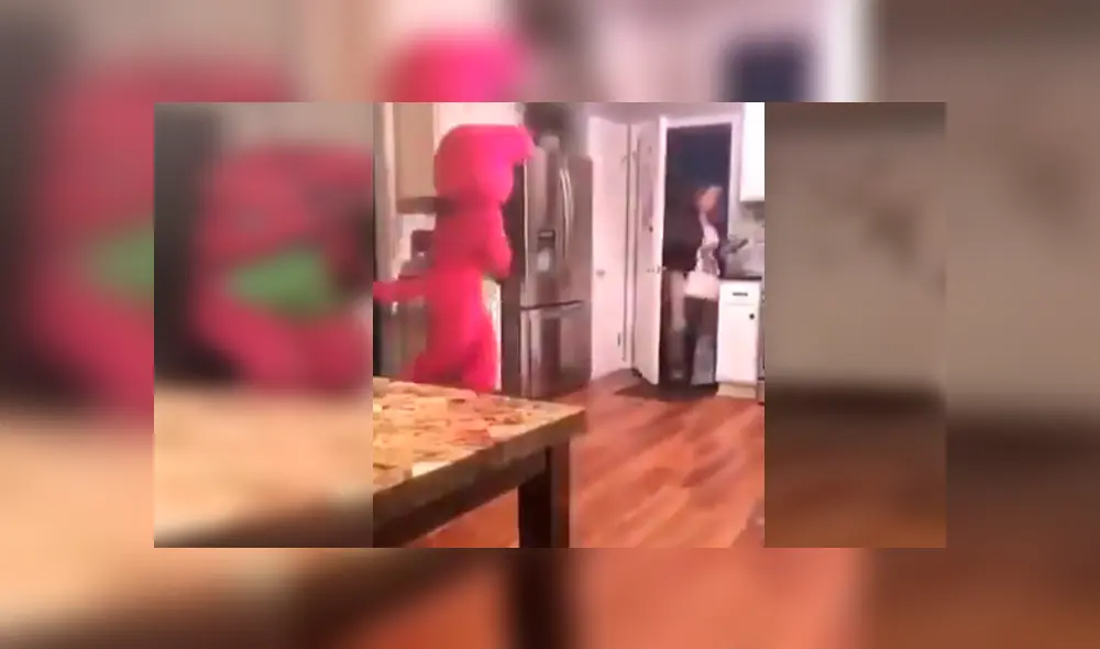 Es viral en YouTube. El joven quiso darle un singular recibimiento a su mamá al llegar a casa, pero el resultado no fue lo que esperaba y protagonizó divertido ‘blooper’