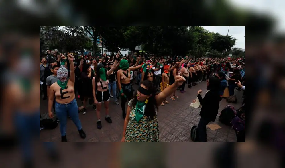 Un violador en tu camino: PNP lanza bombas lacrimógenas contra manifestantes en Parque Kennedy Un violador en tu camino: PNP lanza bombas lacrimógenas contra manifestantes en Parque Kennedy