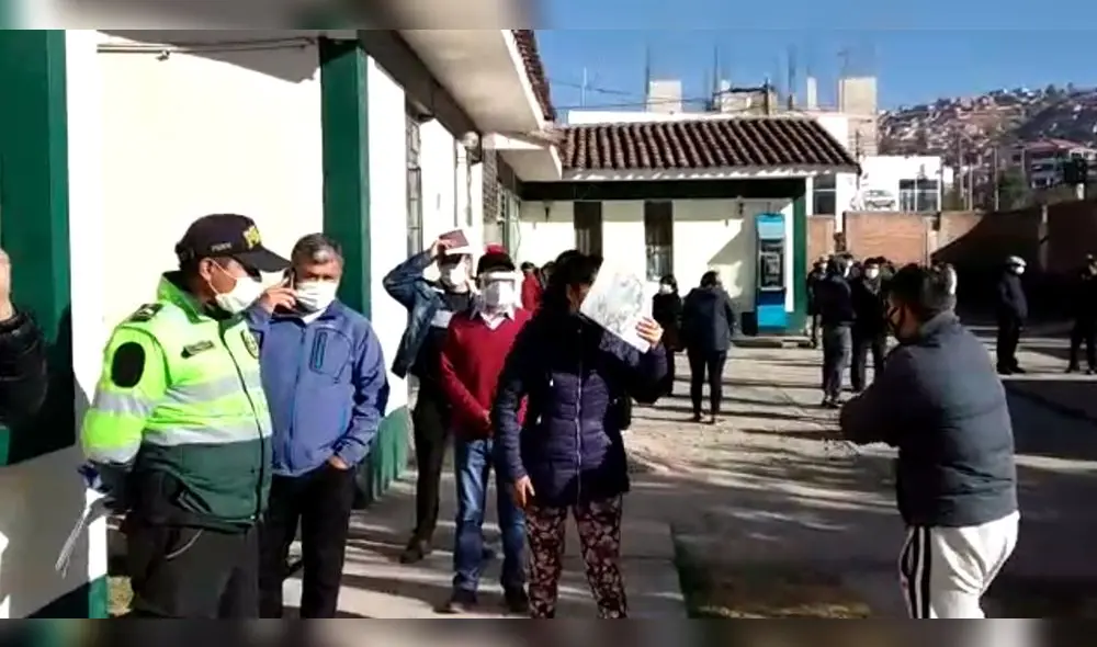 Policías se aglomeraron en la Sanidad Policial de Cusco, esperando ser atendidos. Policías se aglomeraron en la Sanidad Policial de Cusco, esperando ser atendidos.