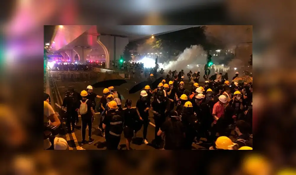 Enfrentamiemientos entre manifestantes y la policía se registaron en varios puntos de la ciudad de Hong Kong en rechazo a la ley de extradición a China. Foto: Pablo Díez - ABC. Enfrentamiemientos entre manifestantes y la policía se registaron en varios puntos de la ciudad de Hong Kong en rechazo a la ley de extradición a China. Foto: Pablo Díez - ABC.