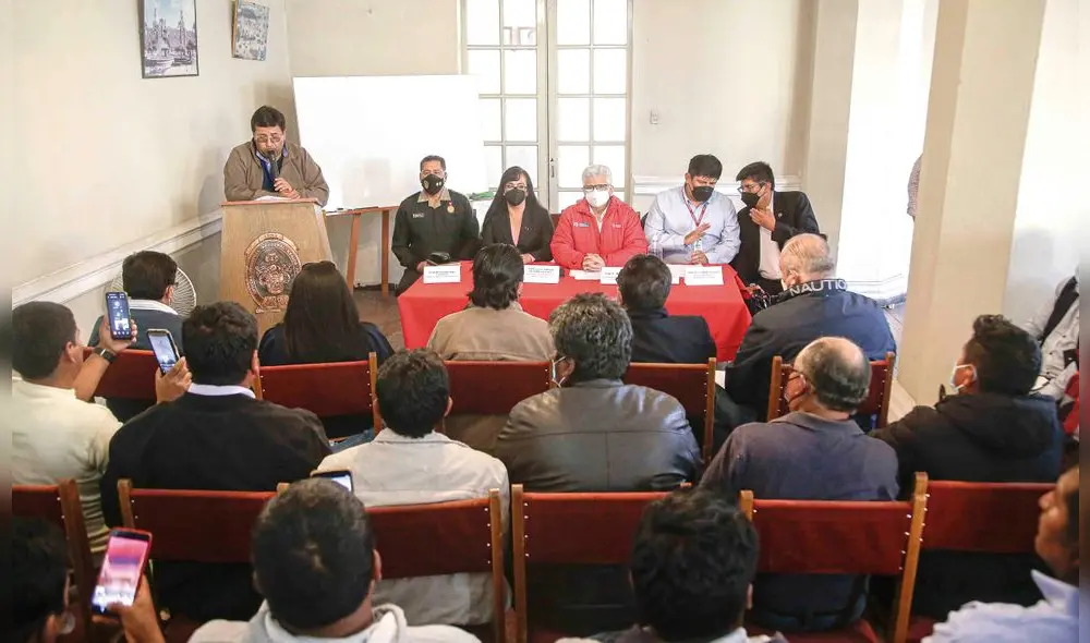 diálogo. Transportistas empezaron mesas de trabajo con comitiva del gobierno. Ayer no se llegó a acuerdos, hoy sigue el debate de propuestas.