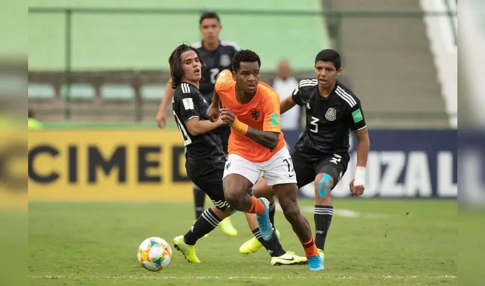 AME4755. BRASILIA (BRASIL), 14/11/2019.- El jugador México Víctor Guzmán (i) disputa un balón con Naci Unuvar (c) de Países Bajos este jueves en el partido de las semifinales de la Copa Mundial Sub-17 entre México y Países Bajos en el estadio Bezerrao en la ciudad de Gama, cerca a Brasilia (Brasil). EFE/Joédson Alves AME4755. BRASILIA (BRASIL), 14/11/2019.- El jugador México Víctor Guzmán (i) disputa un balón con Naci Unuvar (c) de Países Bajos este jueves en el partido de las semifinales de la Copa Mundial Sub-17 entre México y Países Bajos en el estadio Bezerrao en la ciudad de Gama, cerca a Brasilia (Brasil). EFE/Joédson Alves