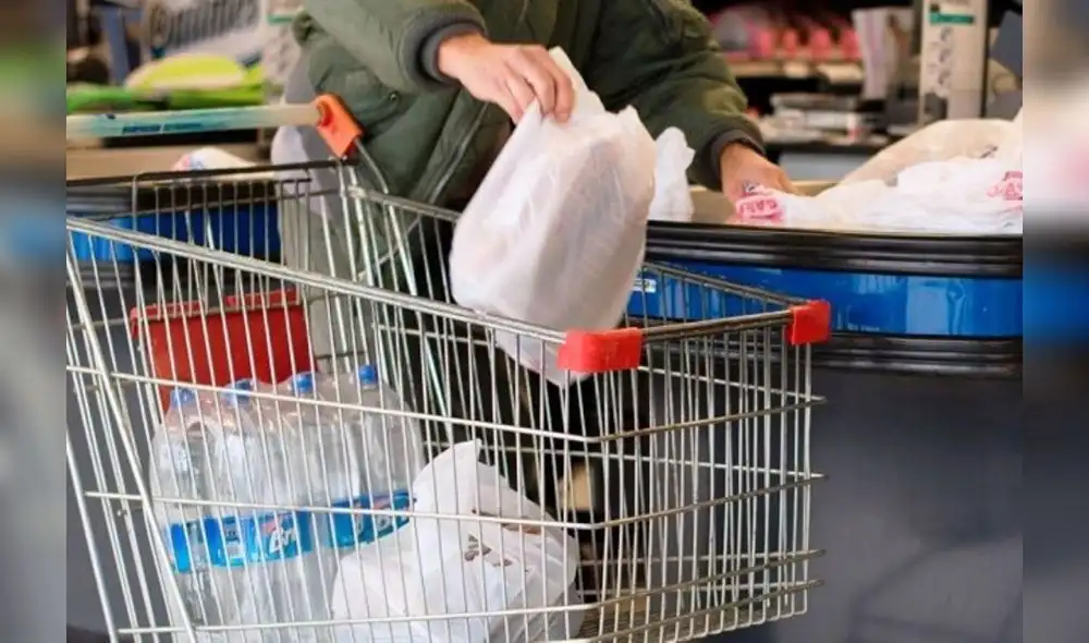 Al año, los supermercados distribuyen 200 millones de bolsas de plástico