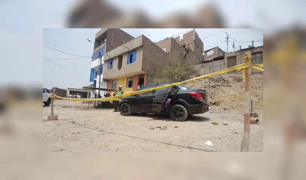 Los cuerpos fueron encontrados en el interior de un vehículo negro.