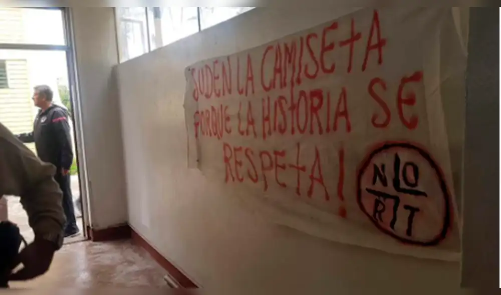 Leguía acusa a dirigencia de la 'U' de coordinar irrupción de barristas en Campo Mar [VIDEO]