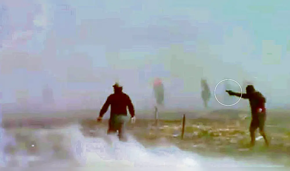 Armados. Imágenes de medios televisivos muestran a sujetos con armas de fuego y disparando. “No somos delincuentes”, dicen invasores.