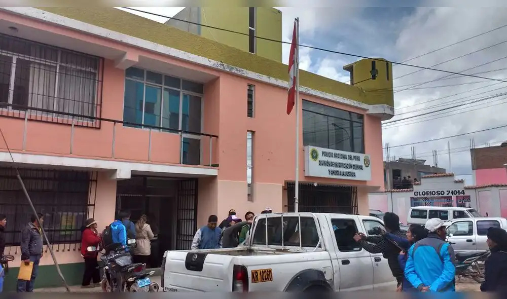 Puno: Delincuentes asaltan a balazos cabina de Internet