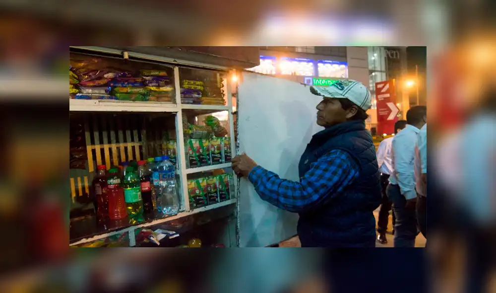 Retiran a comerciantes informales del cruce de las avenidas La Marina y Universitaria Retiran a comerciantes informales del cruce de las avenidas La Marina y Universitaria