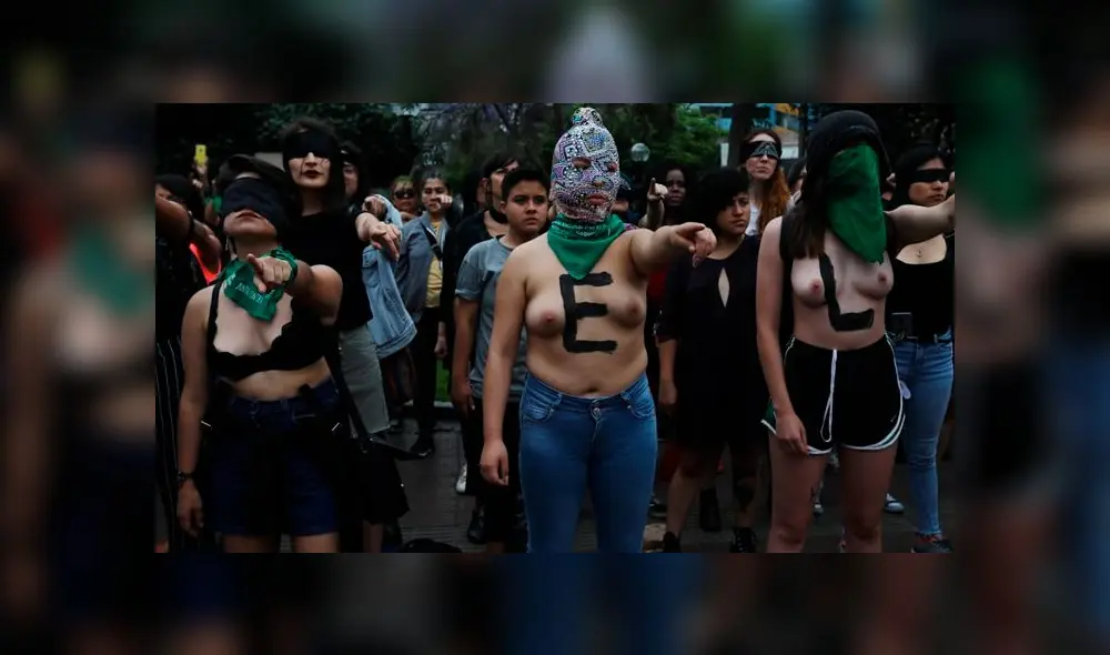 Un violador en tu camino: PNP lanza bombas lacrimógenas contra manifestantes en Parque Kennedy Un violador en tu camino: PNP lanza bombas lacrimógenas contra manifestantes en Parque Kennedy