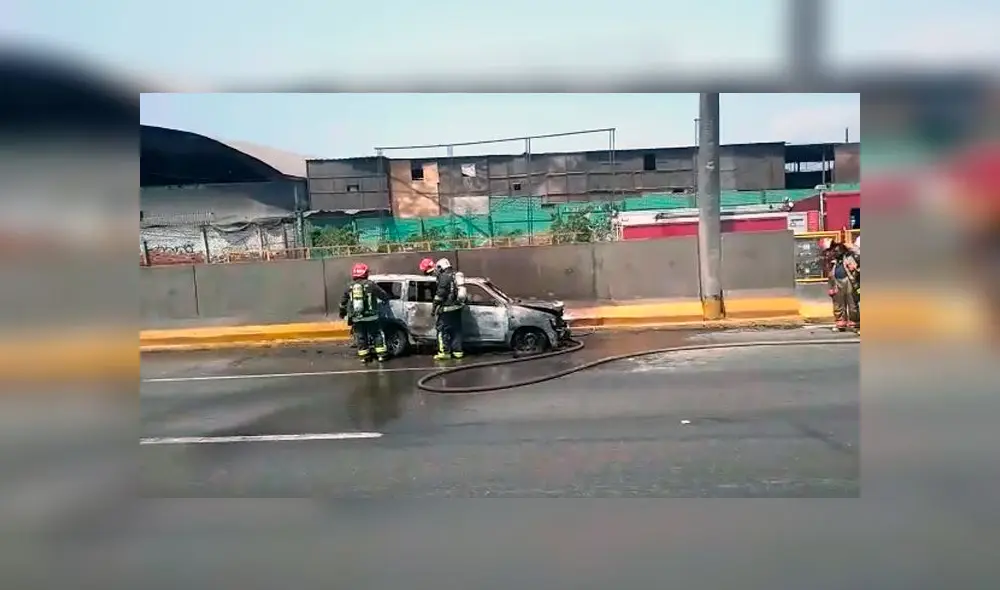 Vehículo se incendia a pocos metros del puente Trujillo [VIDEO]