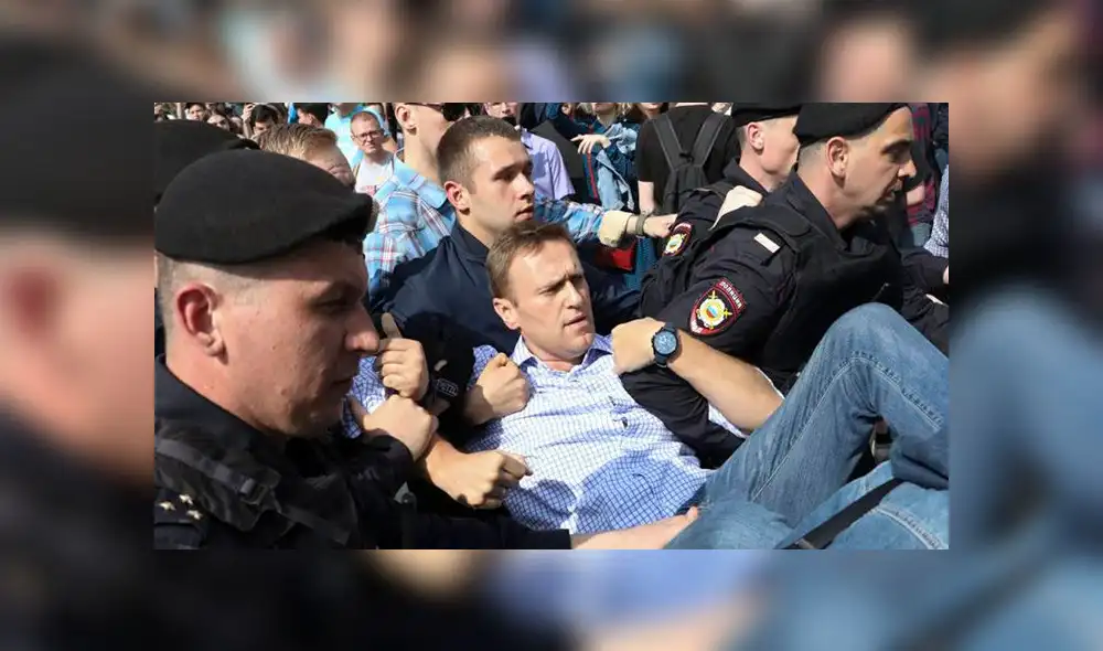 Opositor detenido durante manifestaciones contra reelección de Putin