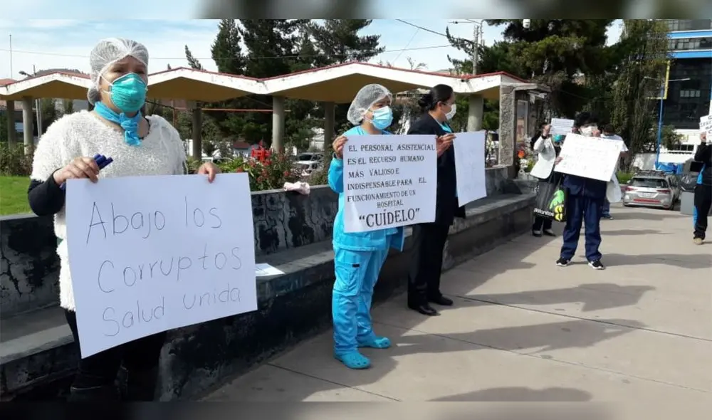 Reclamo. Servidores de salud protestaron ayer en frontis de hospital regional. Acusan a director de provocar contagios. Reclamo. Servidores de salud protestaron ayer en frontis de hospital regional. Acusan a director de provocar contagios.