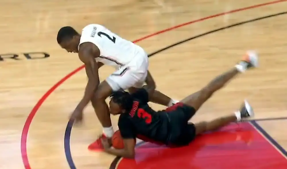 DeJon Jarreau fue expulsado del encuentro. DeJon Jarreau fue expulsado del encuentro.