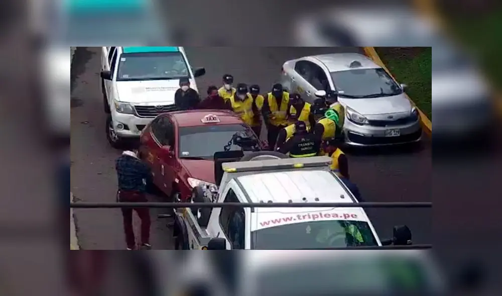 Personal de la PNP y serenos debieron
intervenir. Foto: Cortesía/ Municipalidad de Surco. Personal de la PNP y serenos debieron
intervenir. Foto: Cortesía/ Municipalidad de Surco.