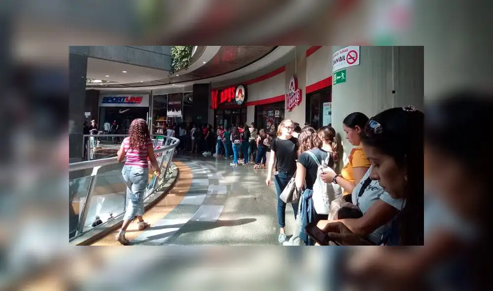 Largas filas para tiendas de ropa y zapatos en el Centro Comercial, en la ciudad de Caracas. Foto: Elizabeth Ostos.
