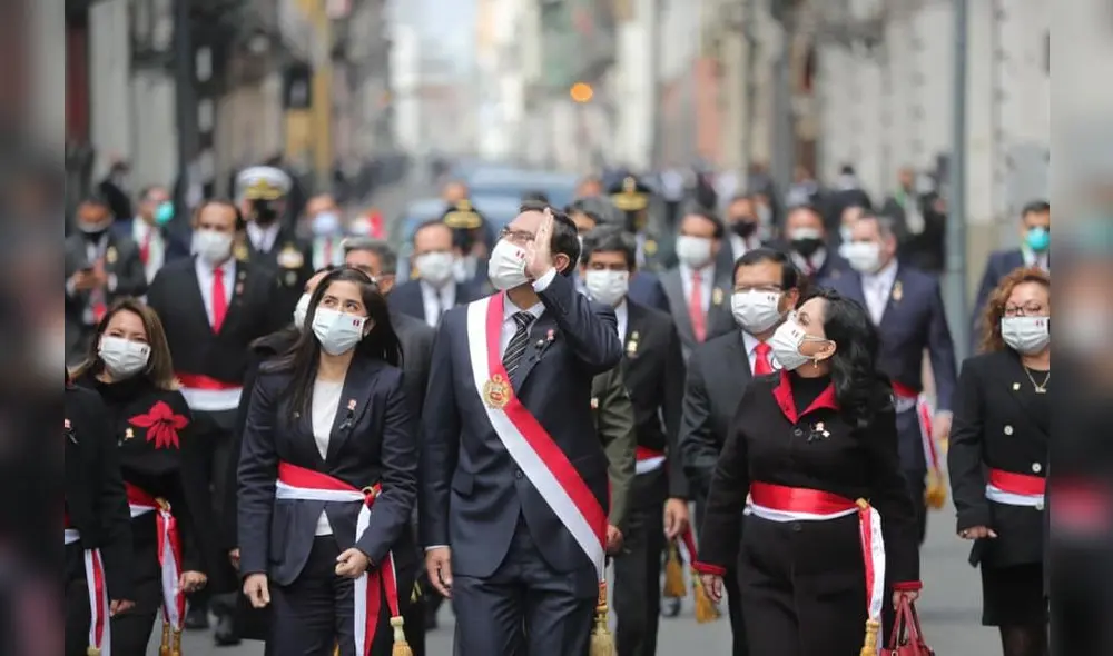 Martín Vizcarra junto a su Gabinete Ministerial saludando a la población. Foto: Presidencia.