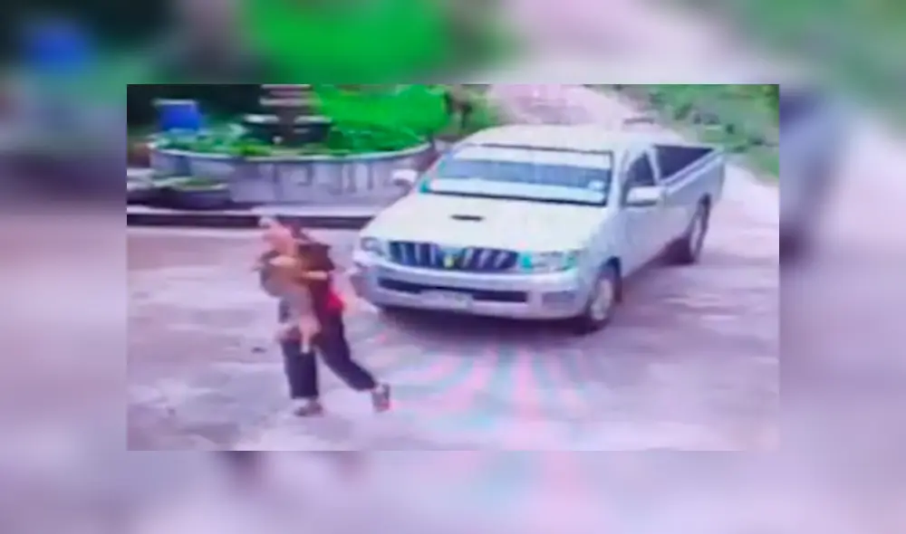 Un video viral de YouTube registró el instante en que un chófer fue ‘troleado’ por un perro, que encontró recostado en medio de la pista y al que casi embiste con su auto. Un video viral de YouTube registró el instante en que un chófer fue ‘troleado’ por un perro, que encontró recostado en medio de la pista y al que casi embiste con su auto.