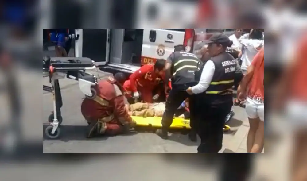 Bomberos continúan trabajando en la Emergencia. Bomberos continúan trabajando en la Emergencia.