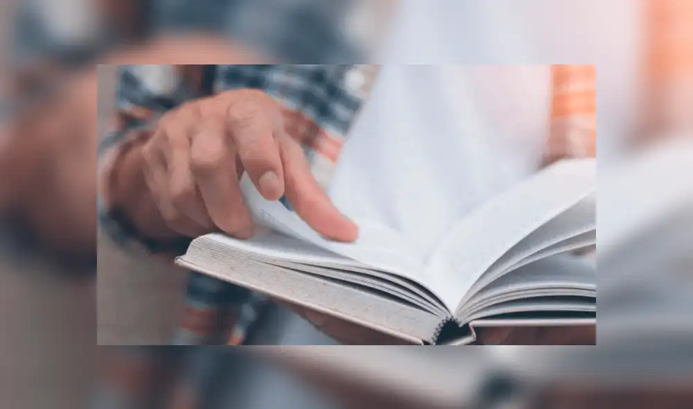 Escritor puso sus libros a disposición de sus vecinos y usuarios replicaron la propuesta. Foto: TN