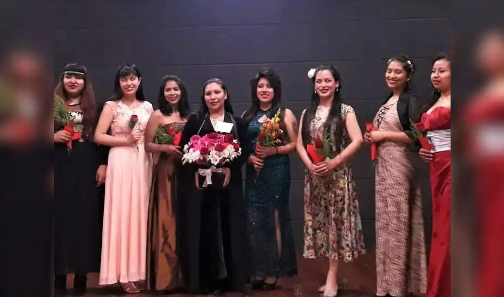 Maestra Gladis Huamán y parte de sus alumnas de canto.