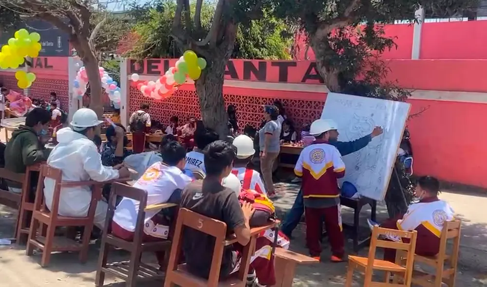Estudiantes desarrollaron sus actividades educativas en la vía pública, lo que obstaculizó el tránsito (captura de video/Noticias en Red Chimbote). Estudiantes desarrollaron sus actividades educativas en la vía pública, lo que obstaculizó el tránsito (captura de video/Noticias en Red Chimbote).