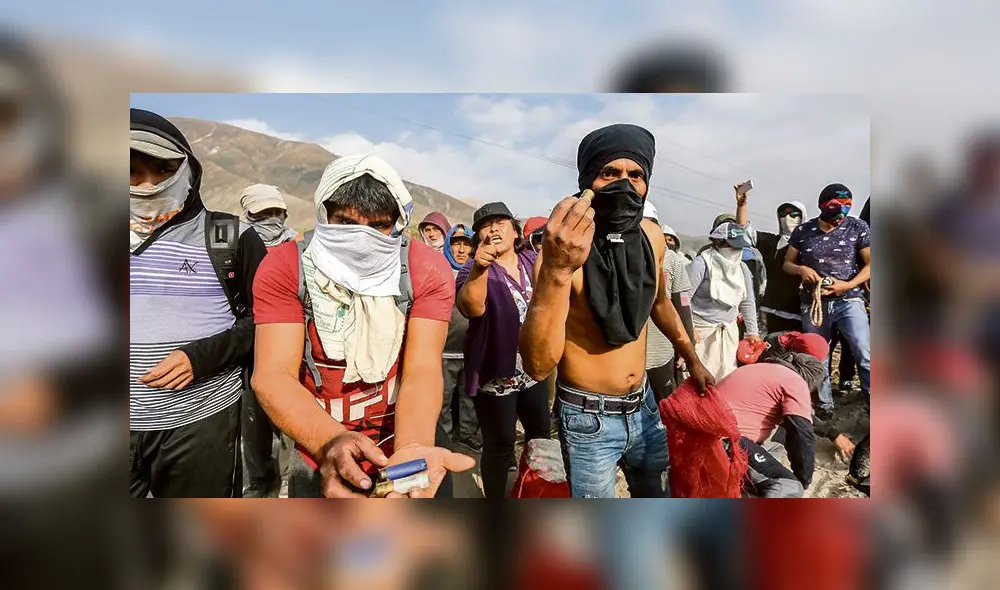 Espartambos. Son jóvenes que se cubren el rostro y diestros en el uso de la huaraca con que enfrentan a la policía. Espartambos. Son jóvenes que se cubren el rostro y diestros en el uso de la huaraca con que enfrentan a la policía.