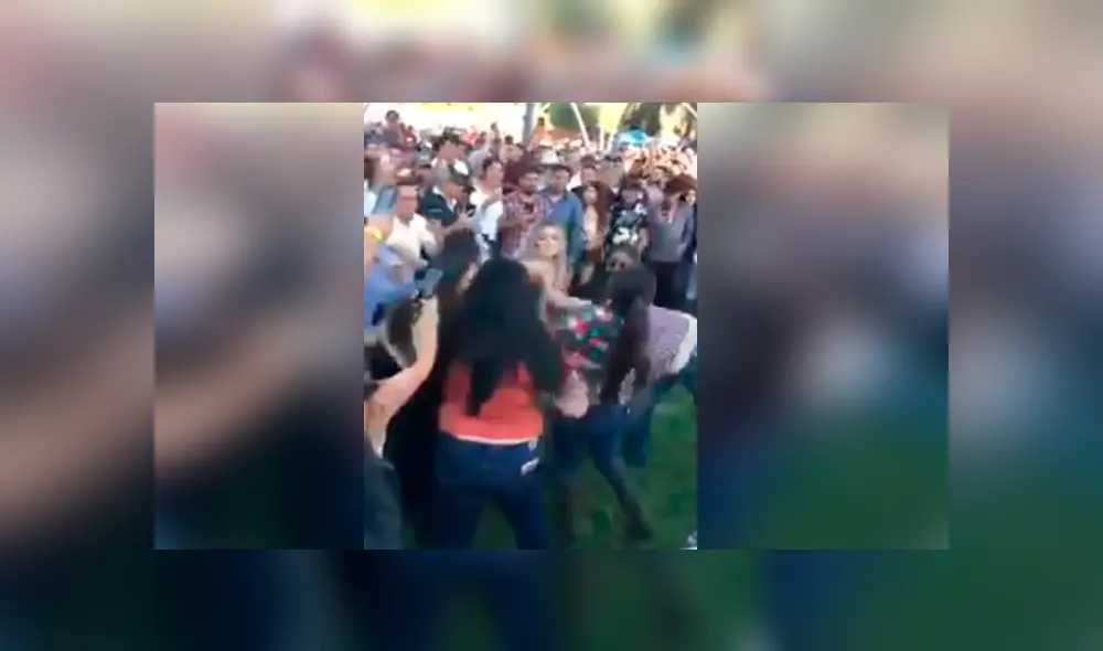 Hombre se ganó la admiración de todos al frenar una pelea callejera con un inesperado acto que hizo reír a todos Hombre se ganó la admiración de todos al frenar una pelea callejera con un inesperado acto que hizo reír a todos