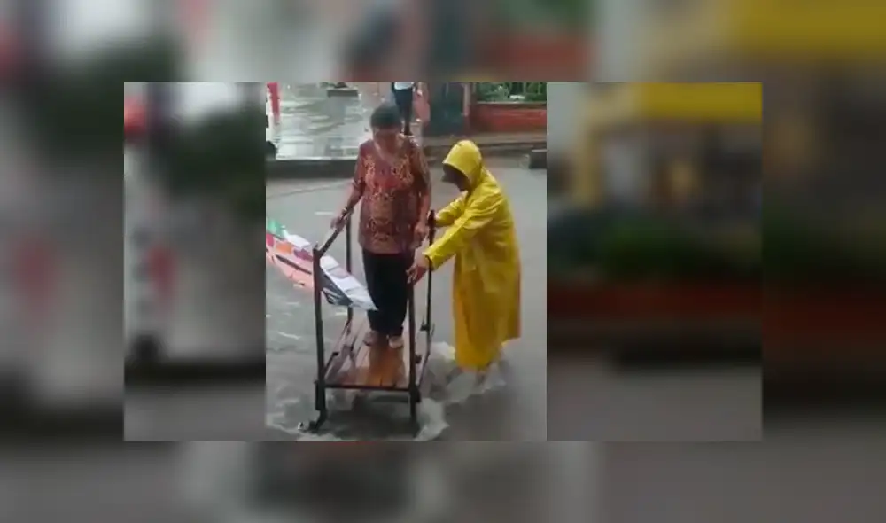 Astuto hombre encontró una particular fuente de ingresos en la terrible situación de calles inundadas por las fuertes lluvias Astuto hombre encontró una particular fuente de ingresos en la terrible situación de calles inundadas por las fuertes lluvias