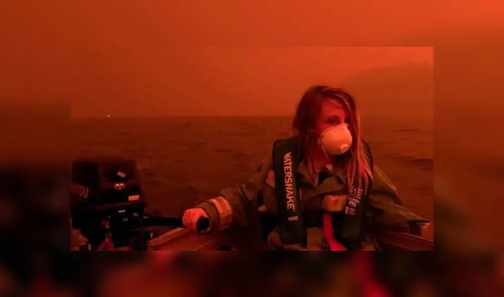 Los incendios forestales en Australia mantienen a la población en el mar ya que las viviendas fueron consumidas por el fuego. Foto: ABC News Los incendios forestales en Australia mantienen a la población en el mar ya que las viviendas fueron consumidas por el fuego. Foto: ABC News