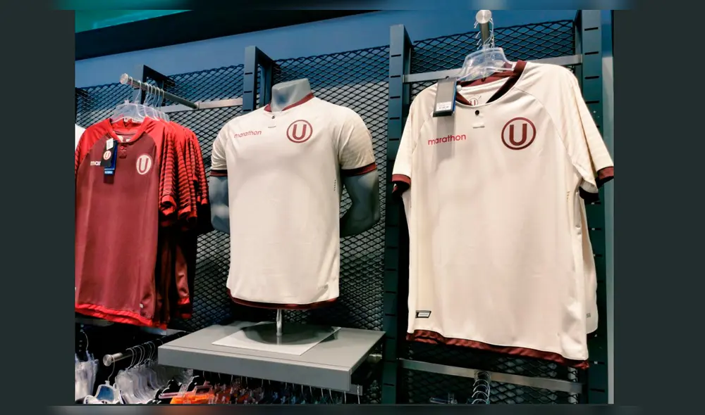 Captan a hincha de Sporting Cristal comprando camiseta de Universitario de Deportes.