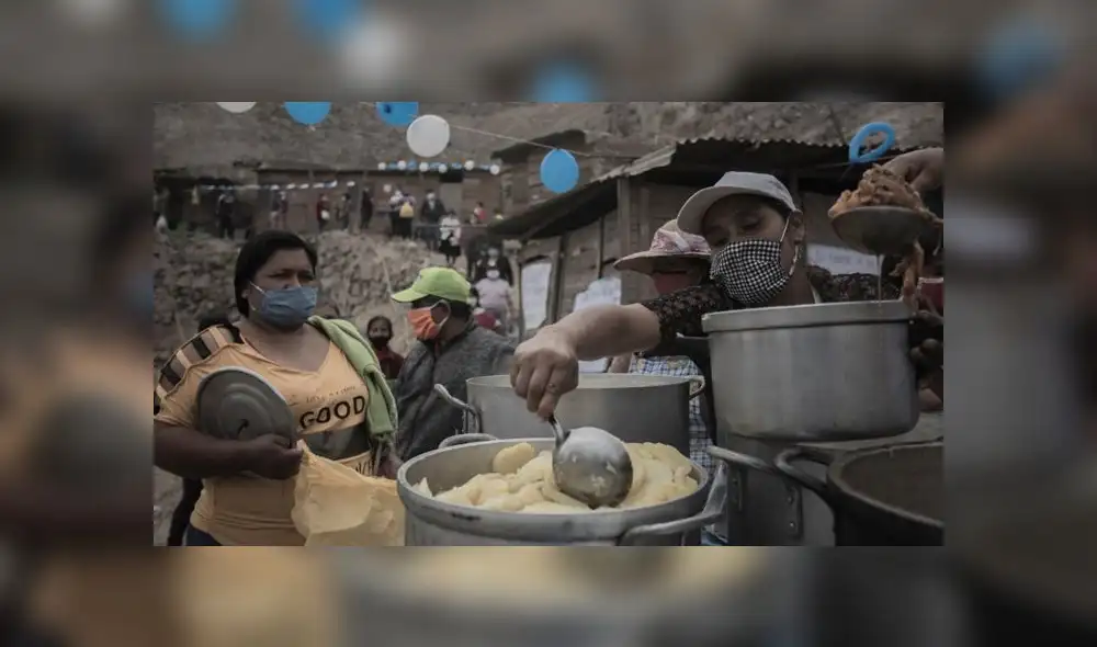 Vecinos realizan su olla común para subsistir en la cuarentena. Fotos Aldair Mejia / La República