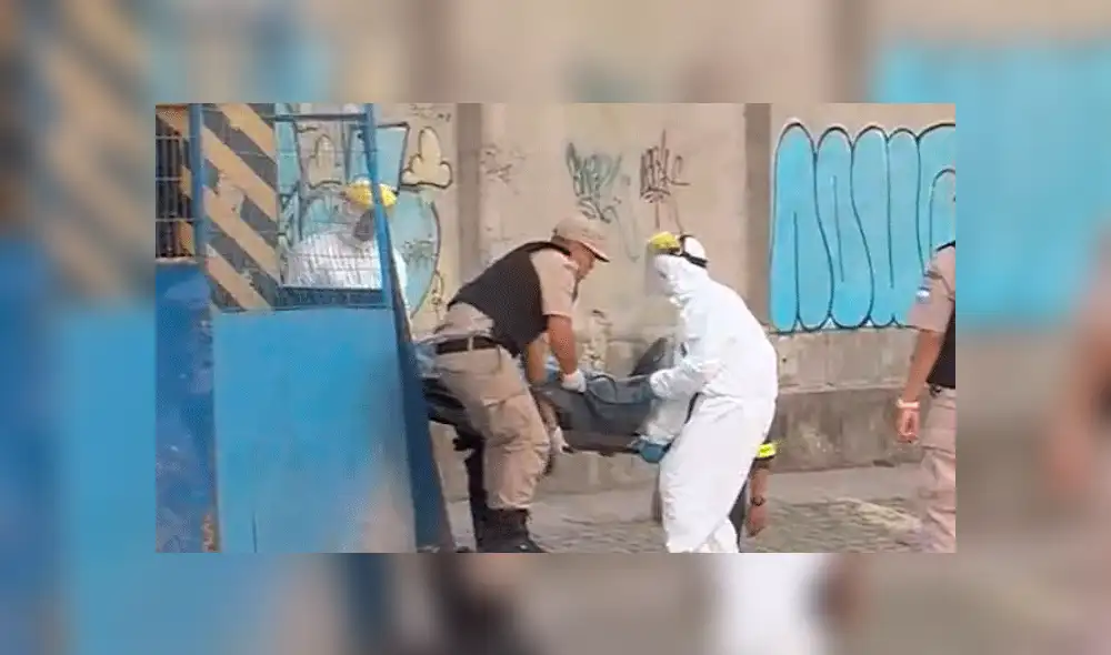 Peritos de criminalística retirando el cuerpo del hombre fallecido. Peritos de criminalística retirando el cuerpo del hombre fallecido.