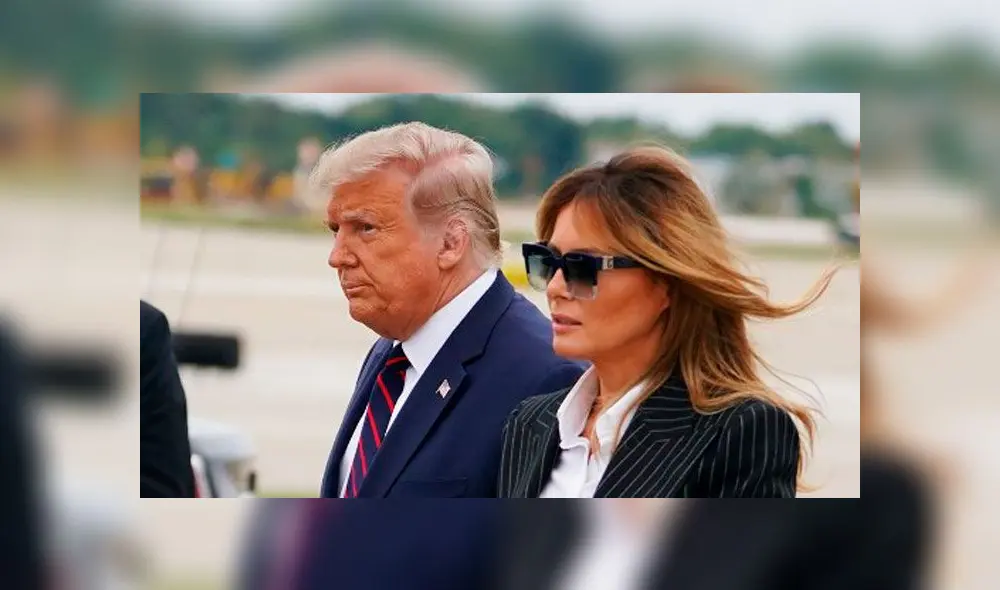 Melania Trump baja del avión junto a su esposo, el presidente Donald Trump. Foto: AFP Melania Trump baja del avión junto a su esposo, el presidente Donald Trump. Foto: AFP