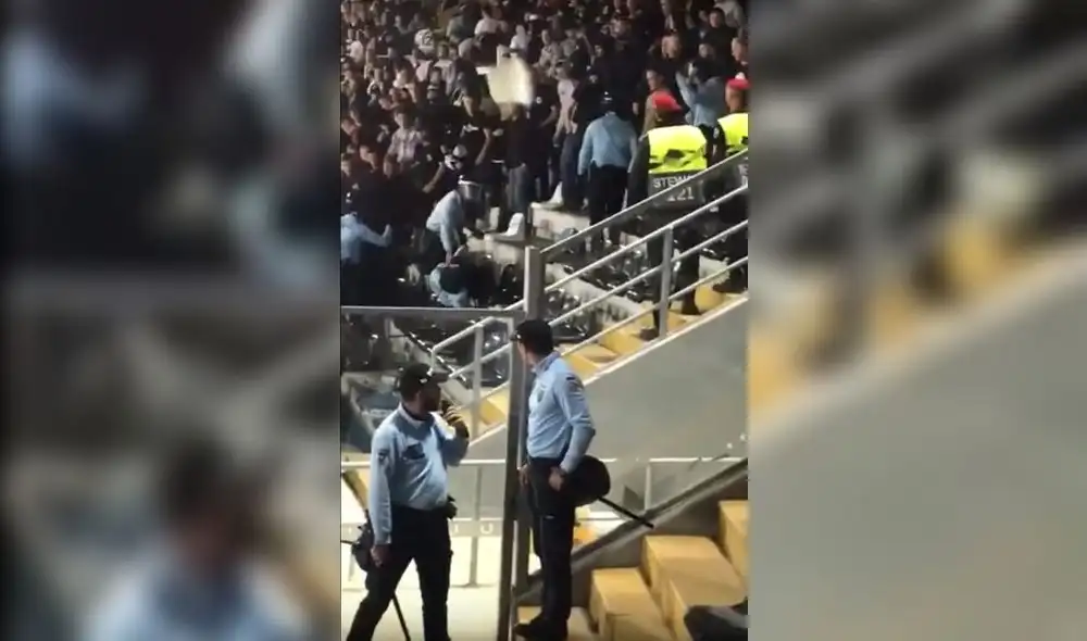 Policías e hinchas protagonizaron bochornoso momento. Foto: Captura de video.