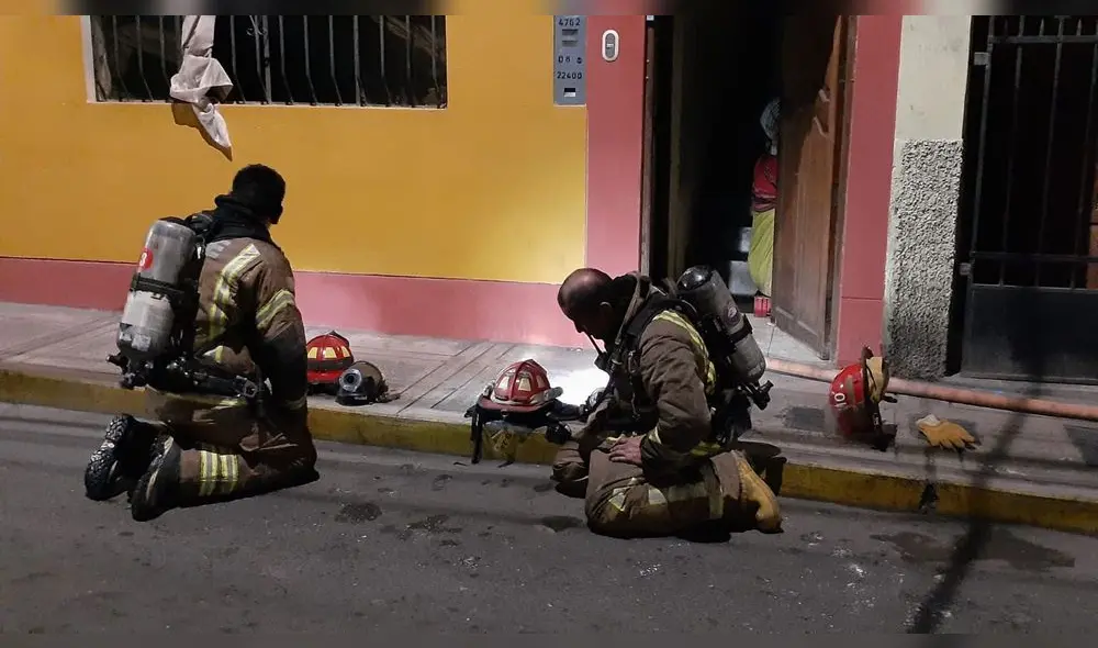 Bomberos voluntarios acudieron hasta el lugar de la emergencia.