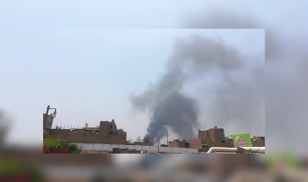 Ate Vitarte: Incendio en depósito informal es controlado [VIDEO]