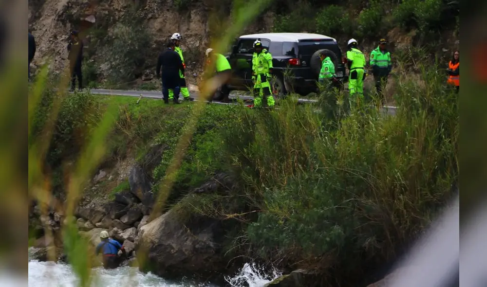 buzos y rescatistas buscan en todos los recodos y cavernas del río Cañete cerca a la zona donde desapareció Giacomo.